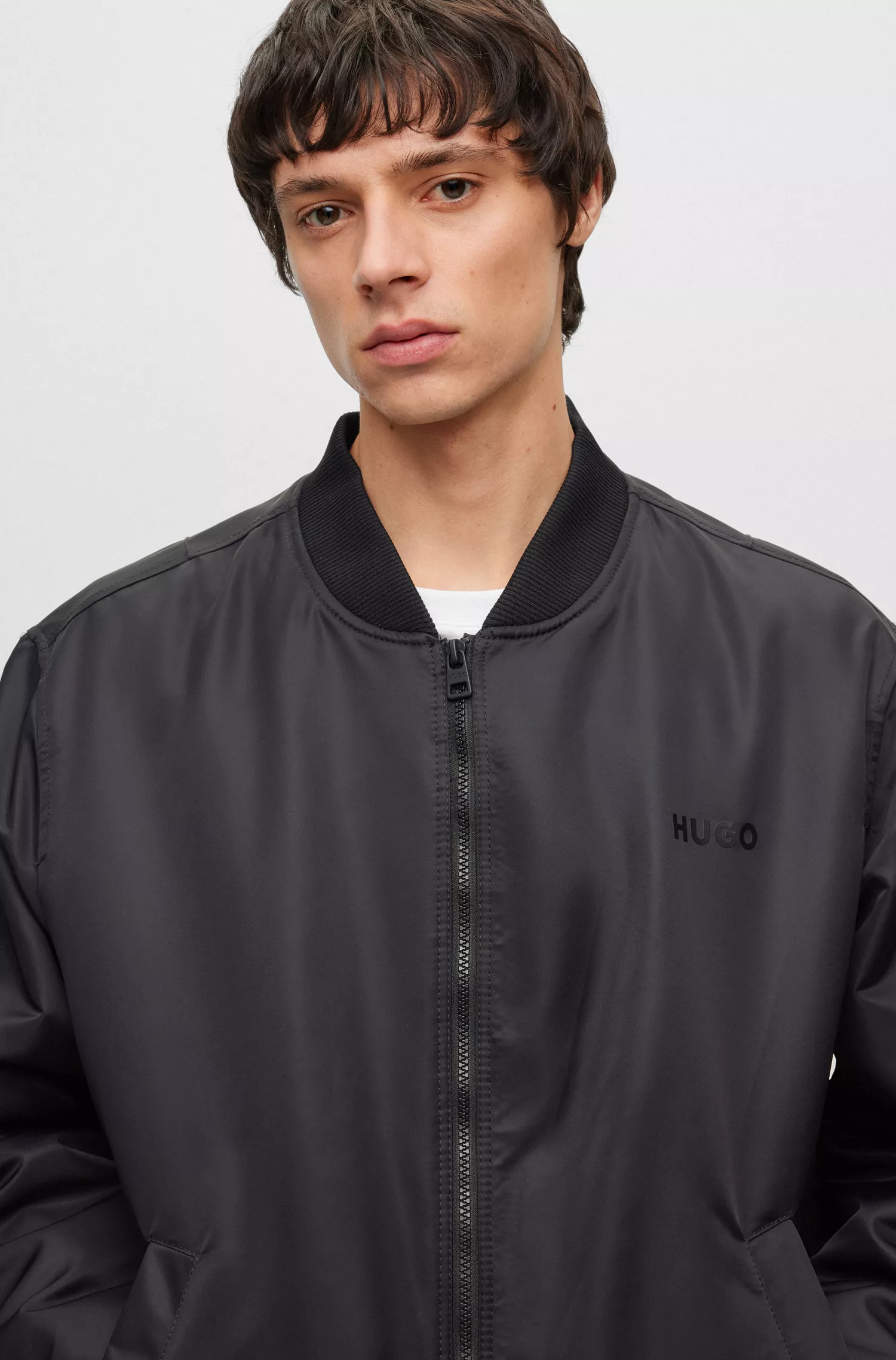Jaqueta bomber HUGO vermelha, oversized, repelente à água e com estampa do logo.