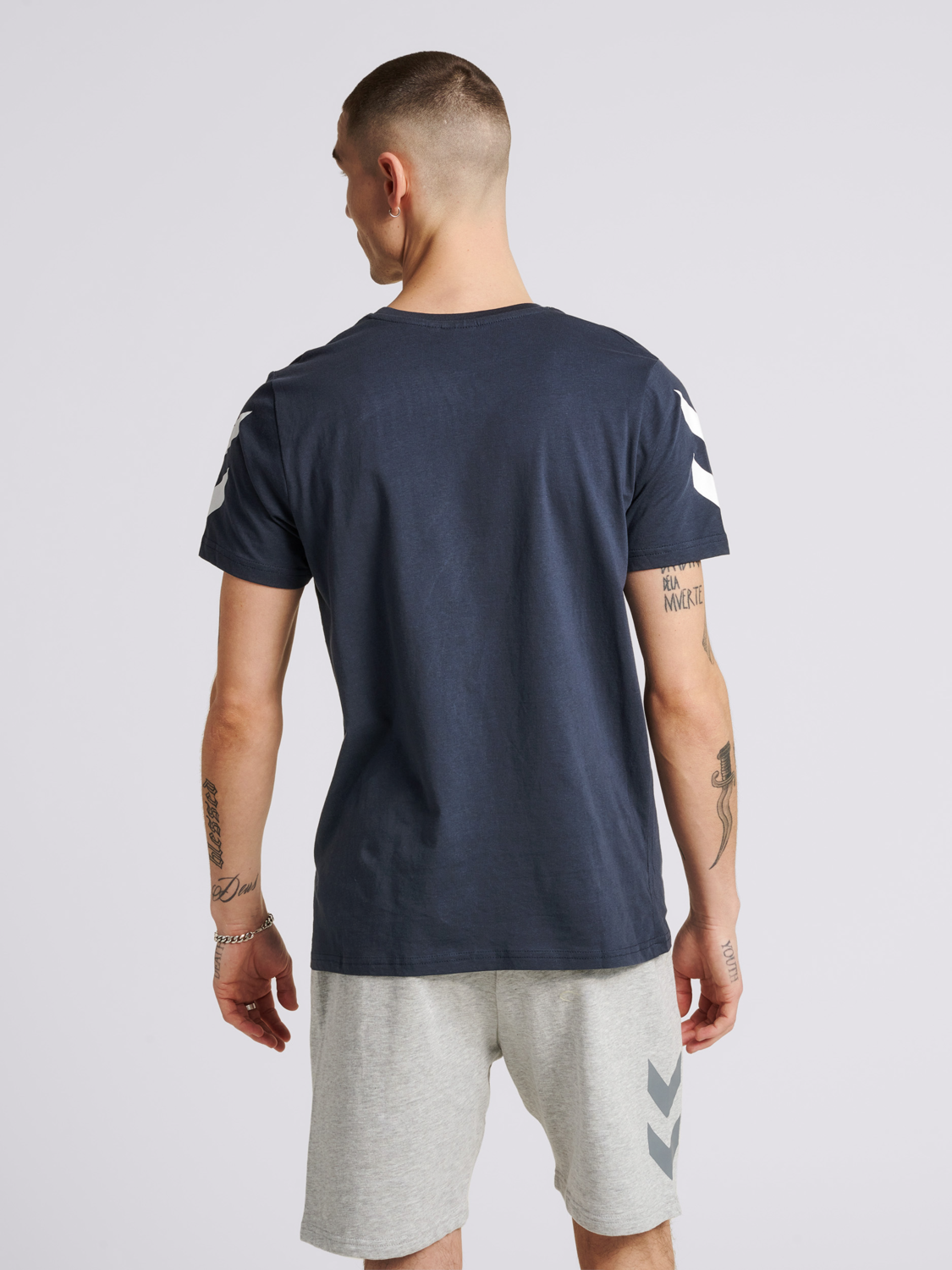 hmlLEGACY CHEVRON T-SHIRT