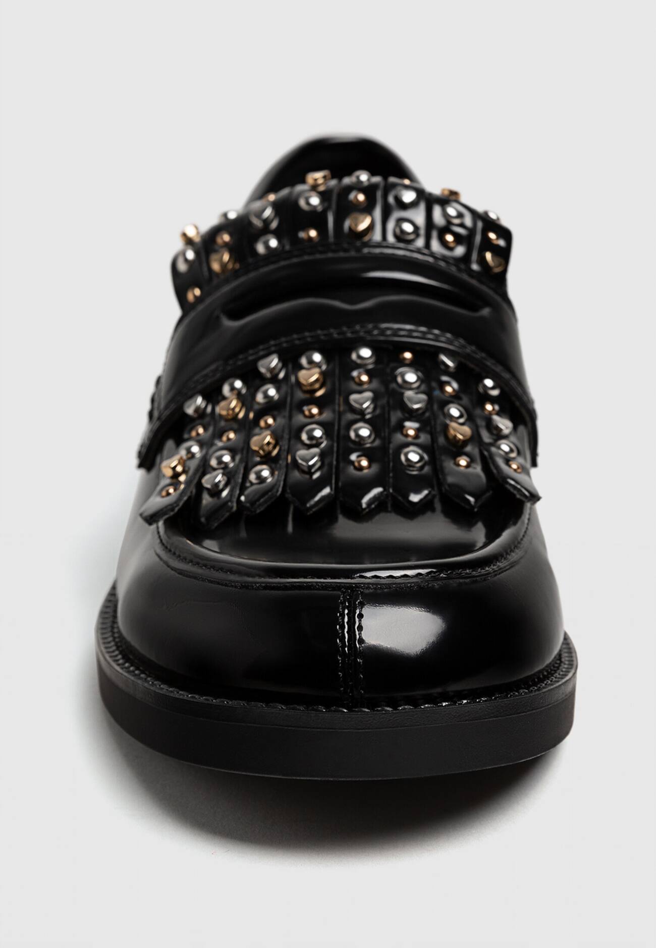 Mocassins com detalhes de tachas