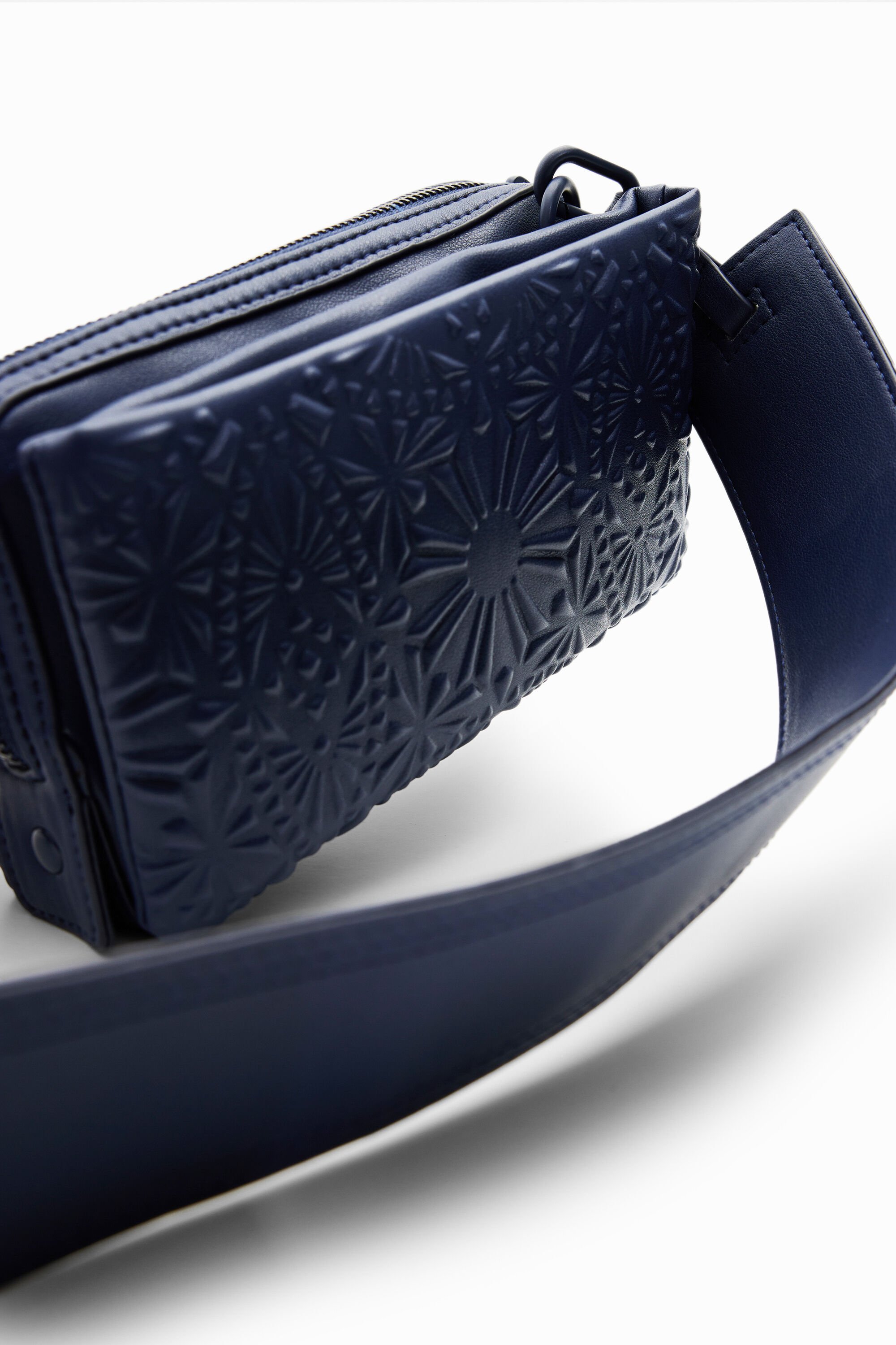 Petit sac à bandoulière relief géométrique