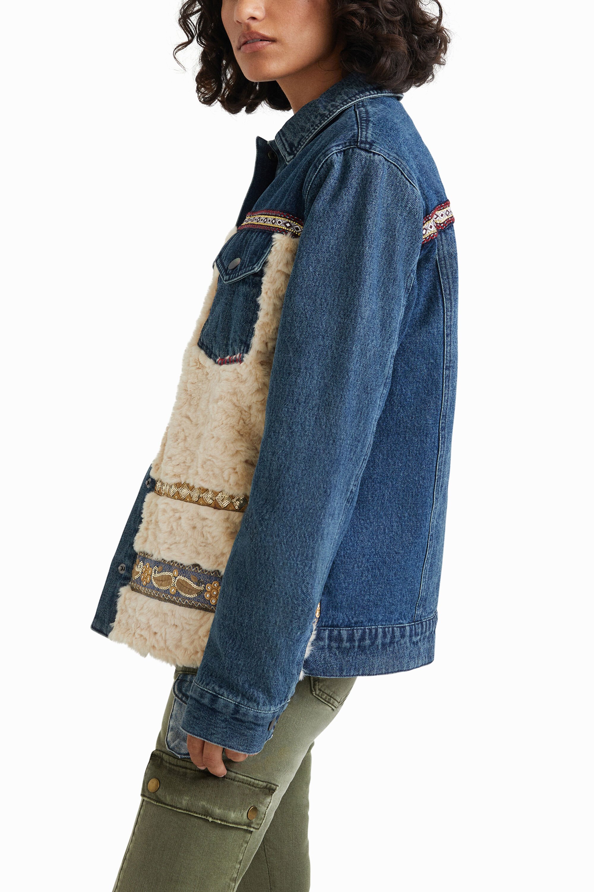 Jaqueta híbrida de jeans com forro de pele de carneiro.