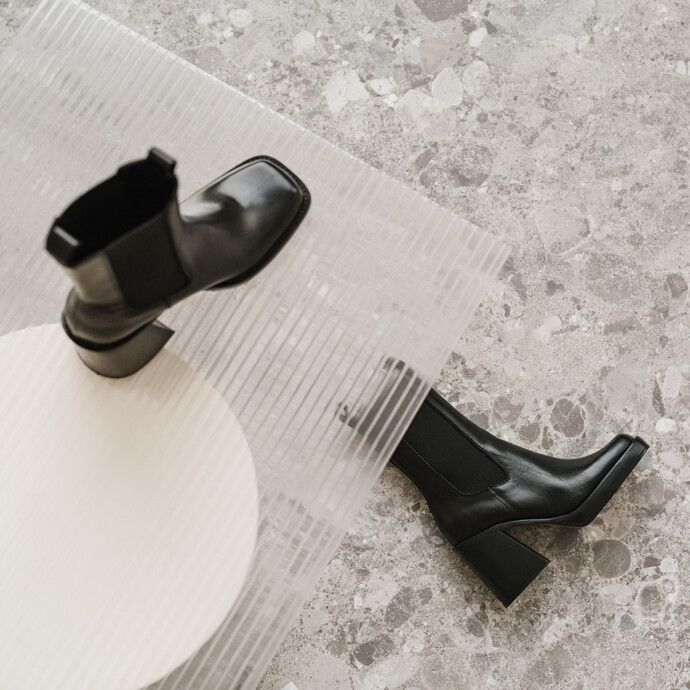 Bottines à talons, bouts carrés et élastiques  en cuir noir