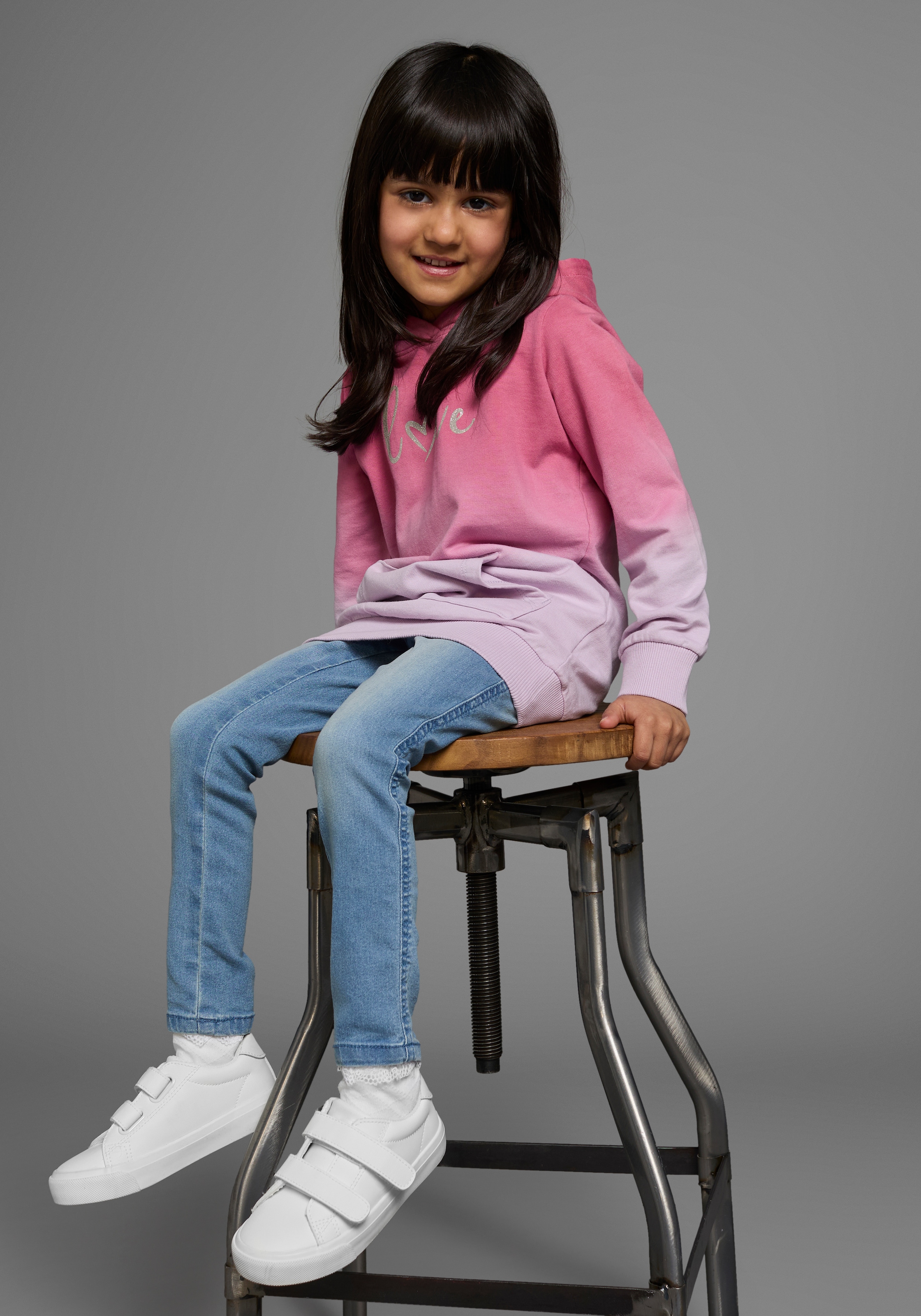 KIDSWORLD Kapuzensweatshirt », Longsweatshirt mit LOVE print«, Langarm,  po-bedeckend,  mit Glitzerdruck,  aus Baumwolle