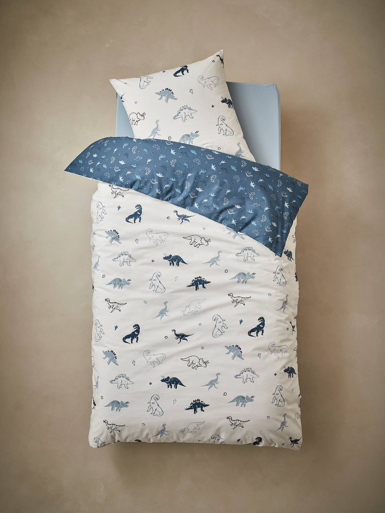 Conjunto de cama infantil Hello Dinos com capa de edredom e fronha, estampa básica branca clara.