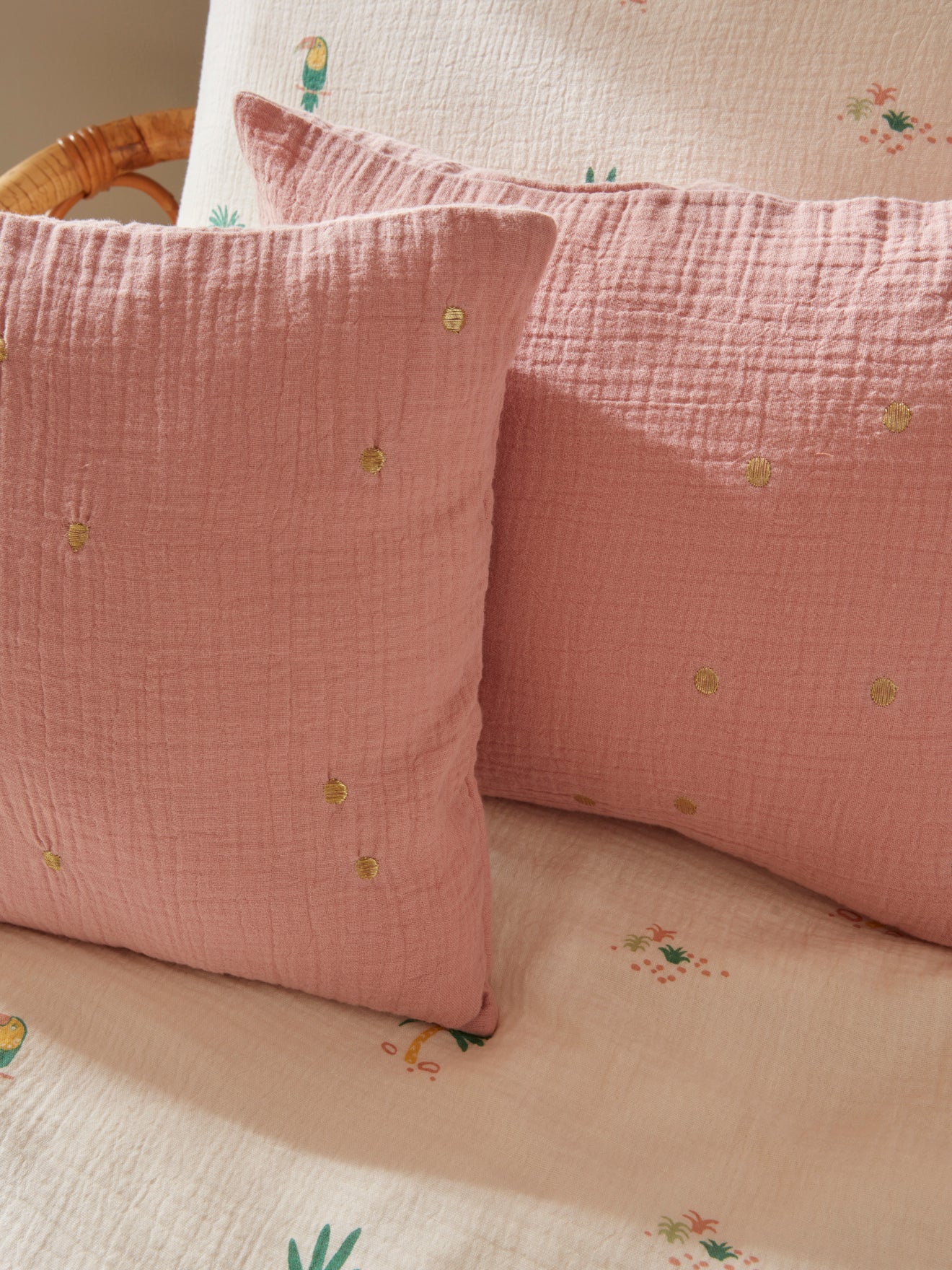 Coussin gaufré à pois brodés