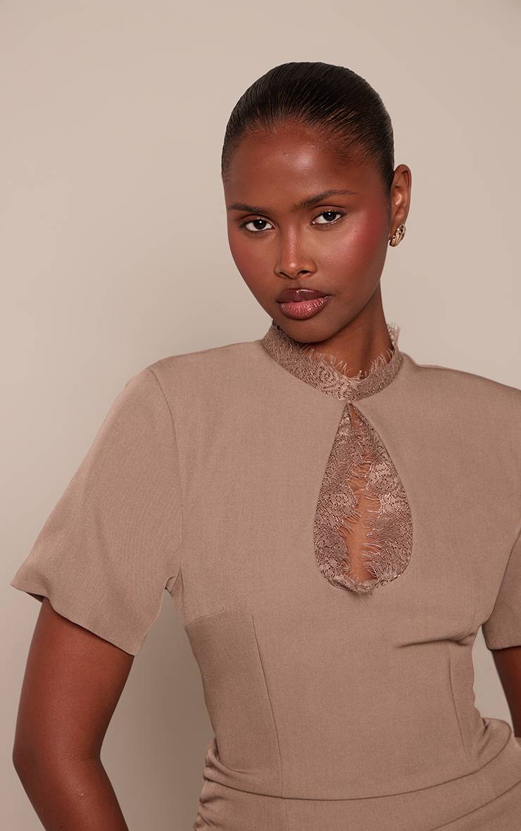 Taupe Robe Mini Ajustée À Découpe Avec Dentelle Tissée