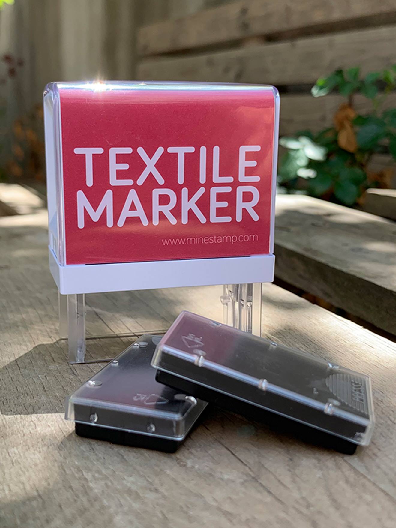 Lote com 2 refis de tinta para carimbo têxtil e papel MINE STAMPS, branco claro, textura lisa.