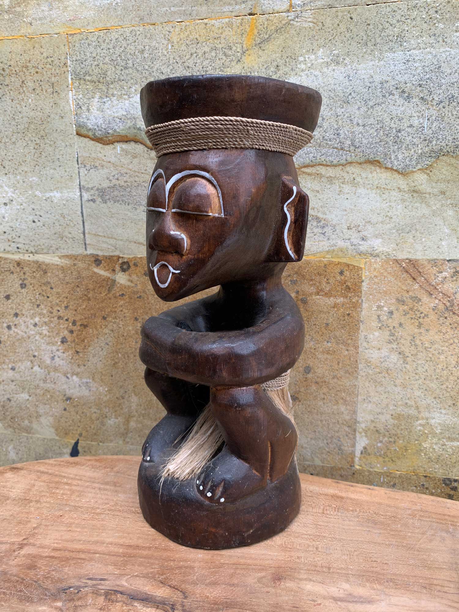 Primitiv-Statue 'Sitzender', Albesiaholz, H 29 cm, Ø 11 cm von fischer's lagerhaus