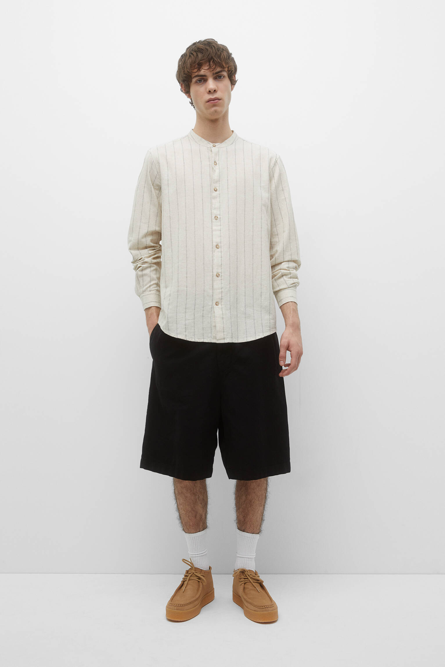CAMISA LISTRADA COM GOLA OBRIGATÓRIA - CRUA/PRETA
