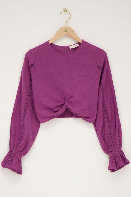 Paarse top met tapes en knoopdetail