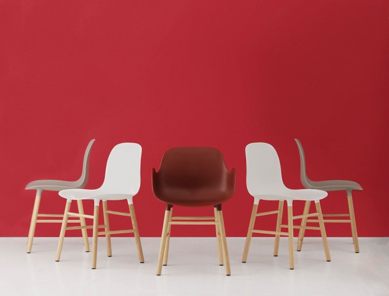 Normann Copenhagen Form Armchair stoel met eiken onderstel blauw