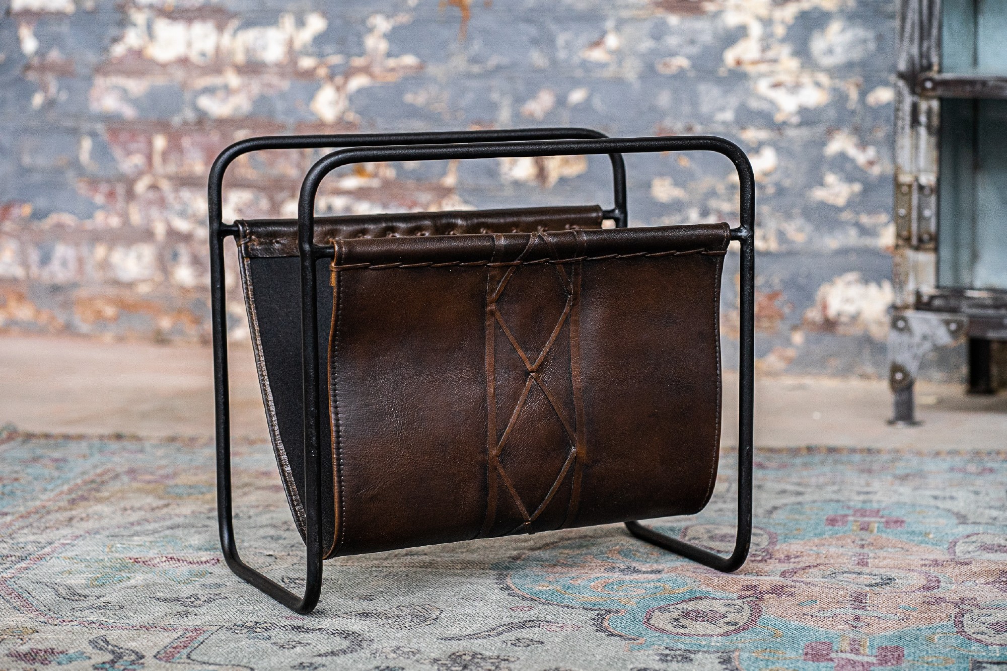 Zeitungsständer 'Diario', Leder und Eisen, B 39 cm, L 24 cm, H 38 cm von fischer's lagerhaus