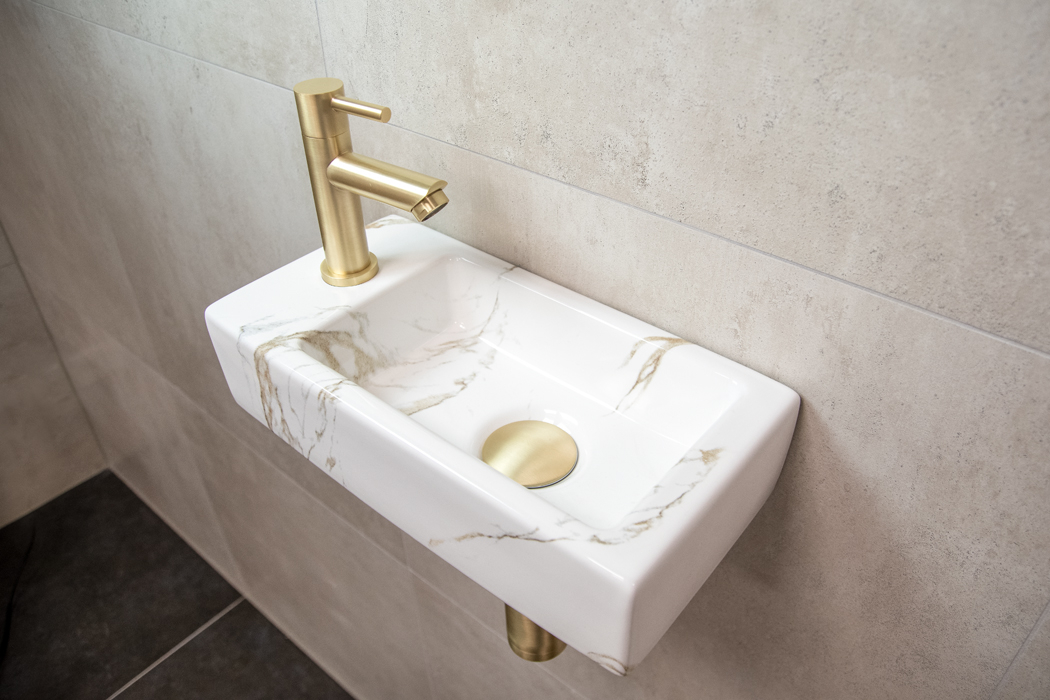 Mueller Mini Apa fonteinset links met wit marmeren fontein en gouden kraan