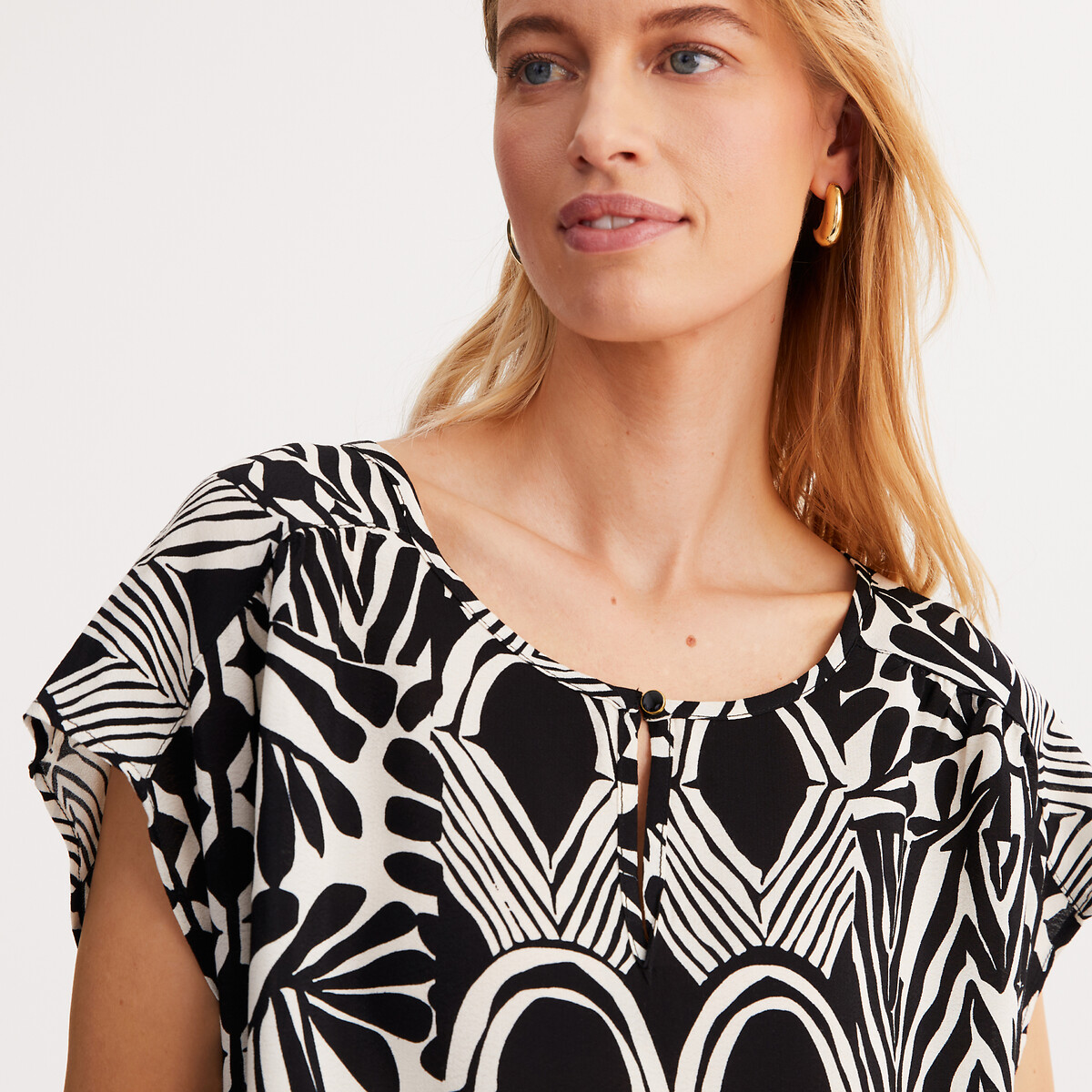 ANNE WEYBURN<br>Blusa com gola redonda, estampa étnica e mangas curtas
