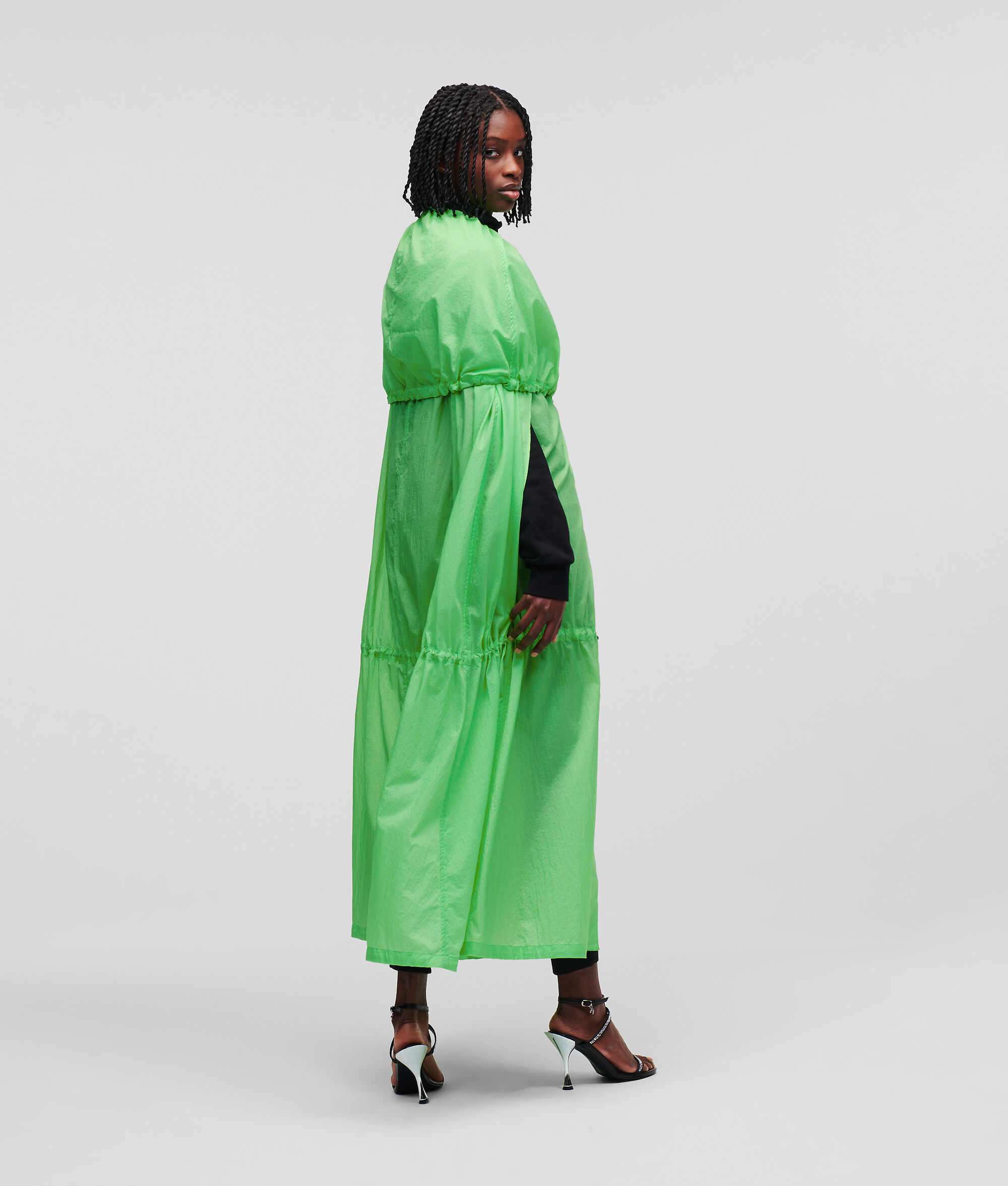MANTEAU DE PLUIE VOLUMINEUX SÉLECTIONNÉ PAR HUN KIM