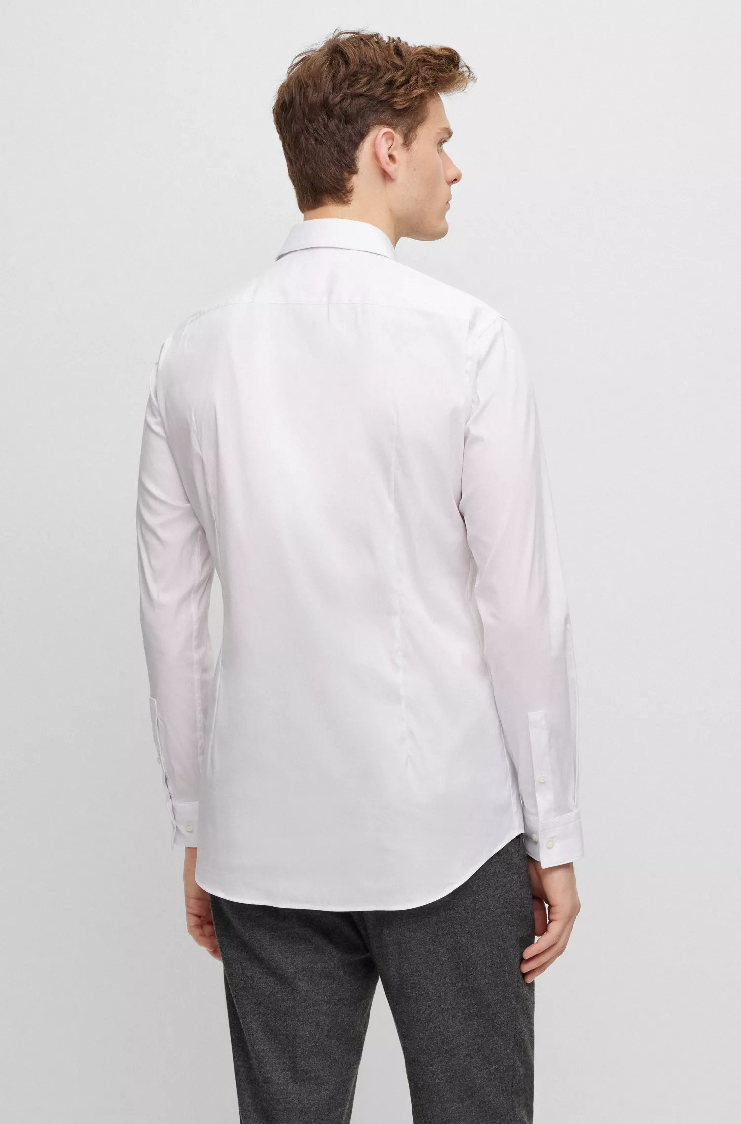 Camisa BOSS preta, extra slim fit, em popeline de algodão misto de fácil de passar.