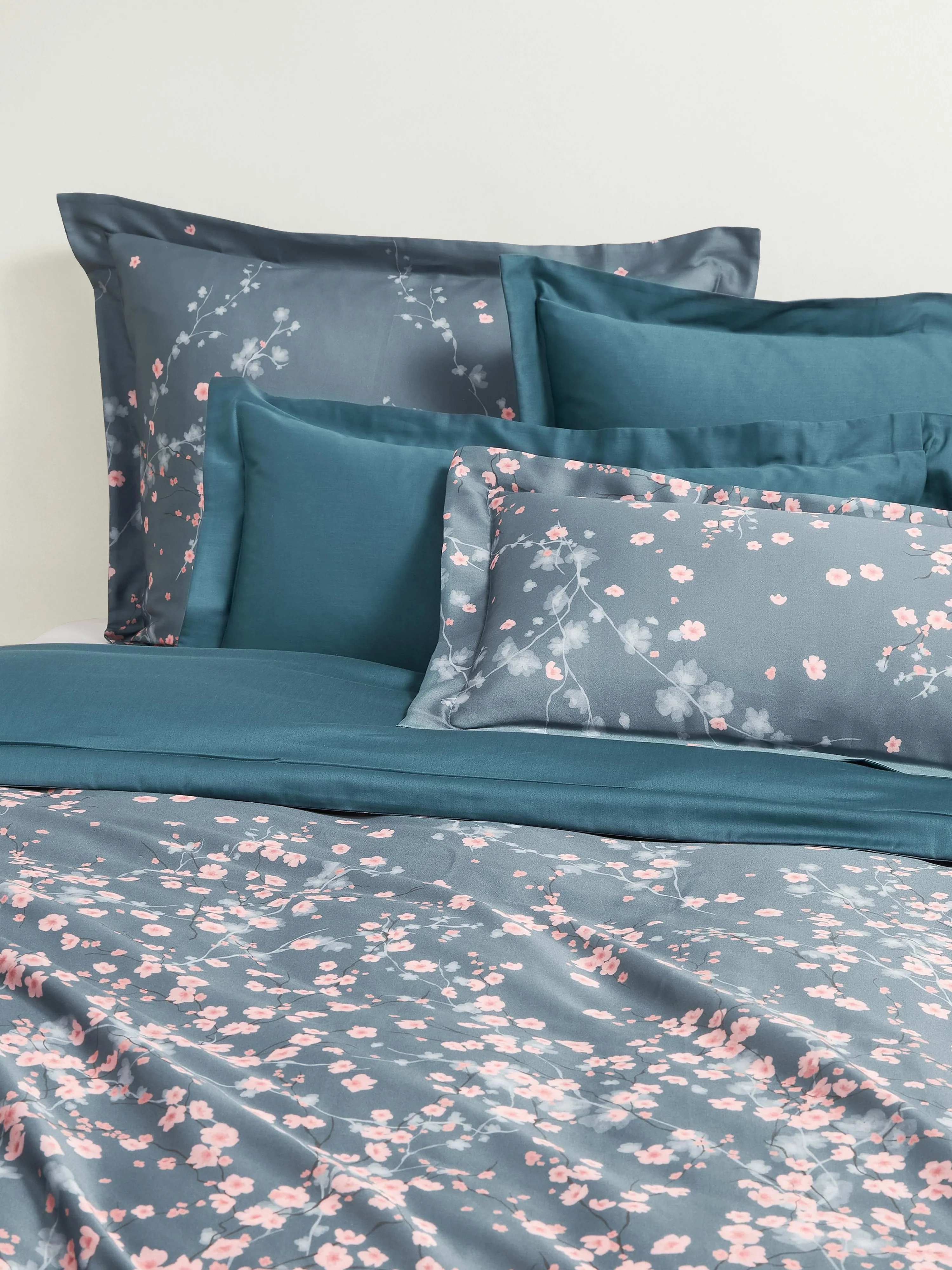 Katoenensatijnen kussenhoes Sakura met bloemenprint