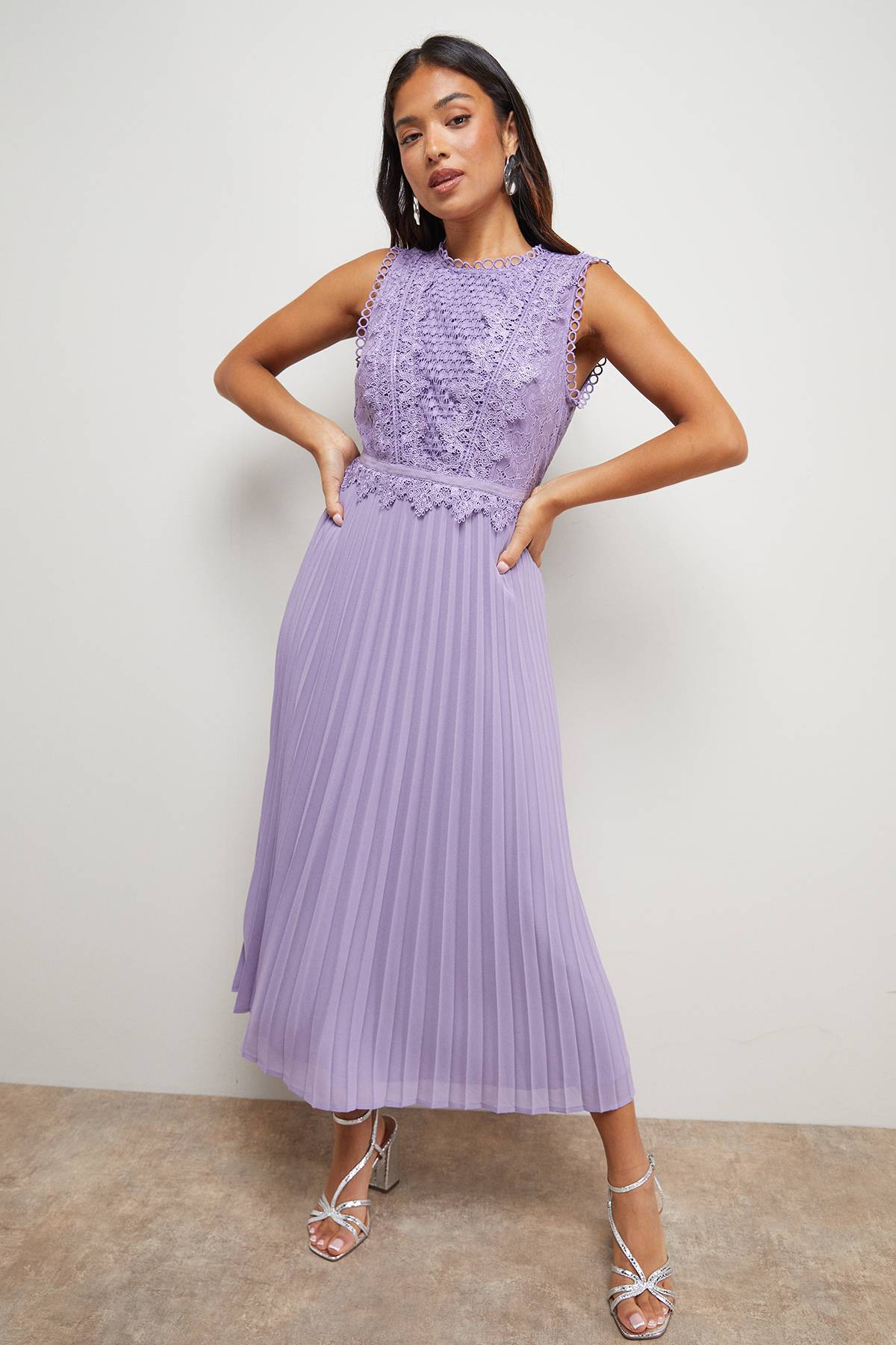 Oasis Robe Mi-longue Sans Manches à Dentelle et Plis Petite