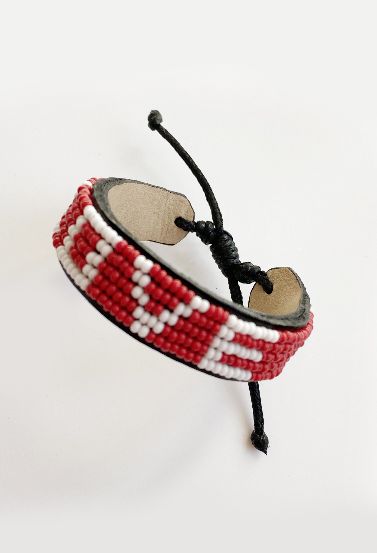 Bracelet cuir et perles &agrave; message LOVE