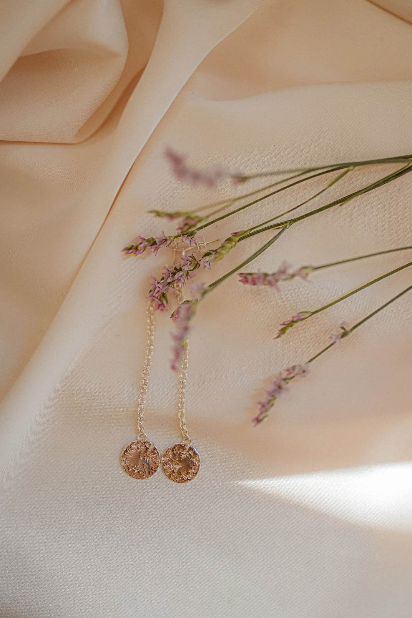 HESTIA - Boucles d'oreilles pendantes ronds martelés doré à l'or fin | Argent