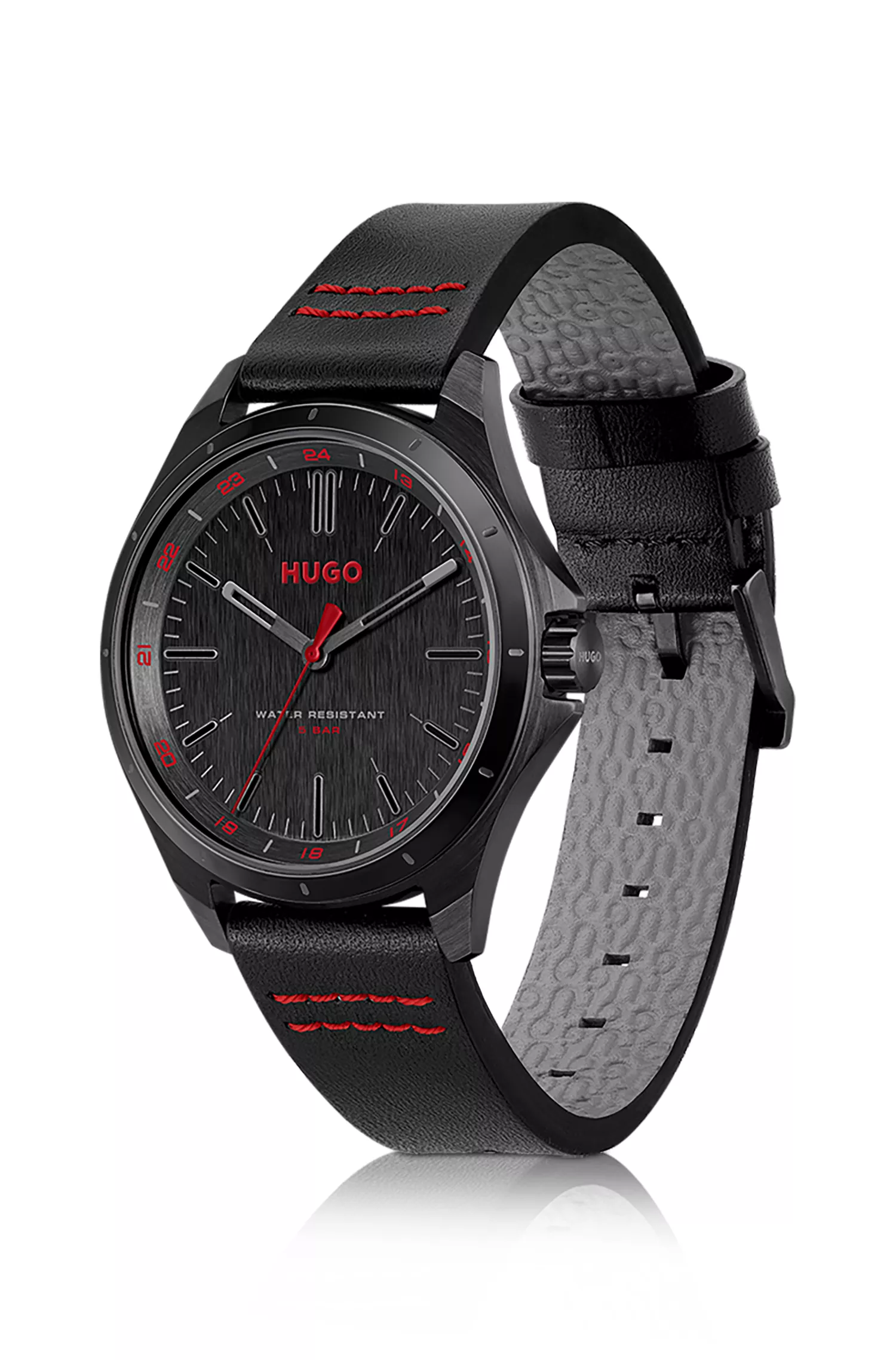Relógio HUGO com mostrador vermelho e preto, pulseira de couro e detalhes com o logotipo.