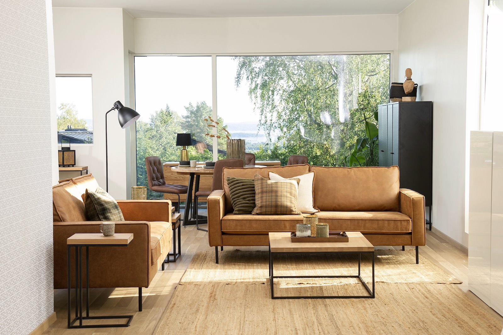 Calia sofabord Hvitoljet heltre eik, med industriell sort stål. 80x80cm