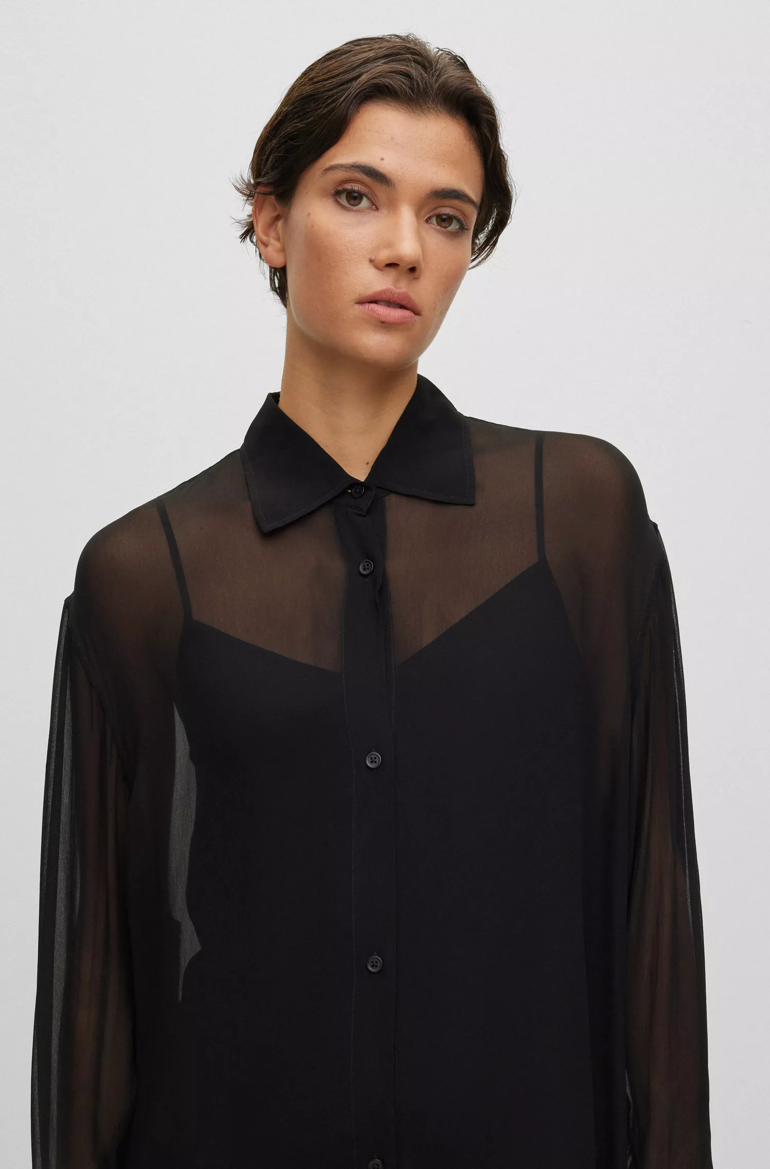 Blusa longa preta transparente BOSS com forro interno.