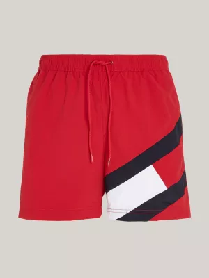 Calções de banho de comprimento médio com cordão e estampa de bandeira.