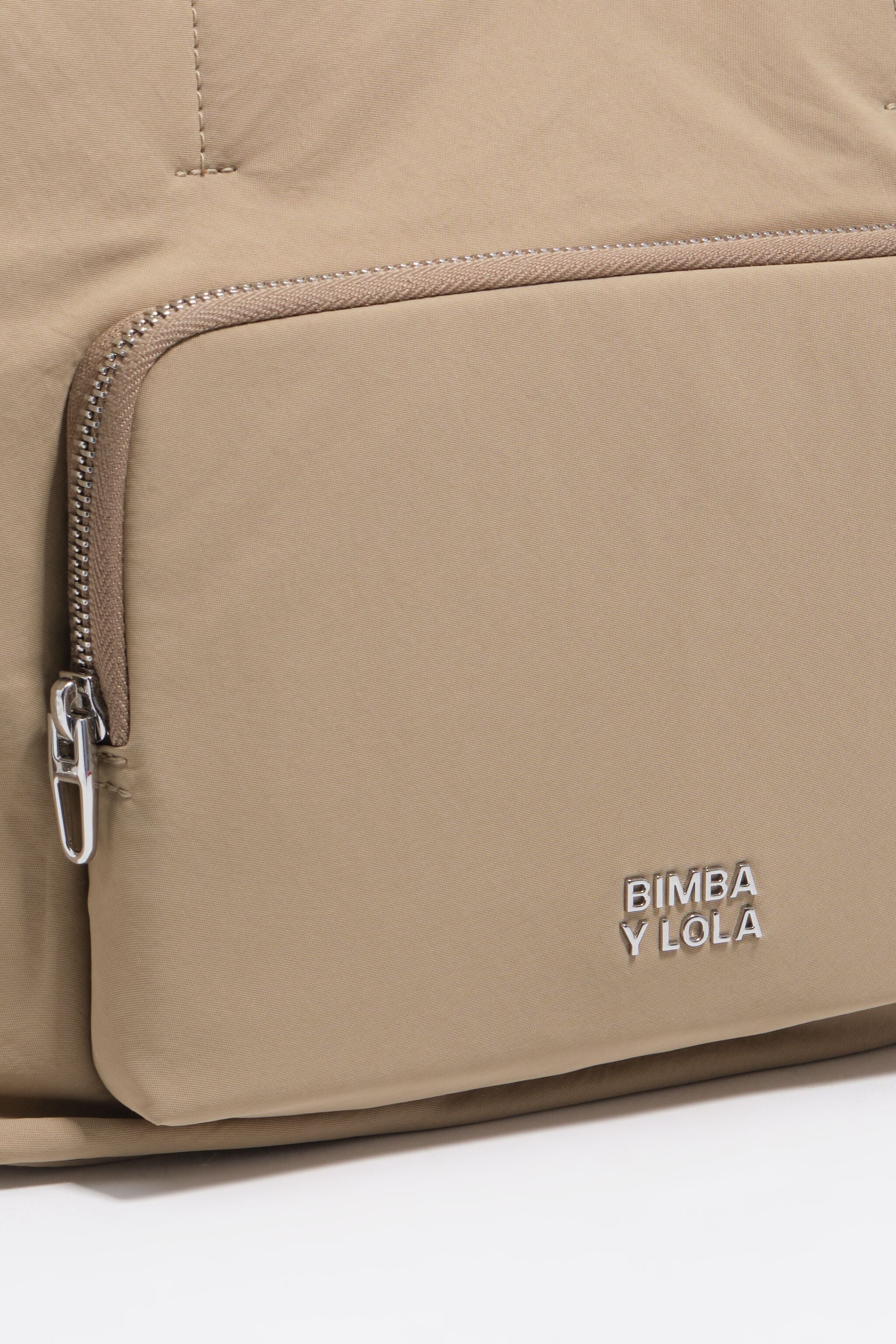 Bolsa transversal grande de nylon cáqui claro com bolso.