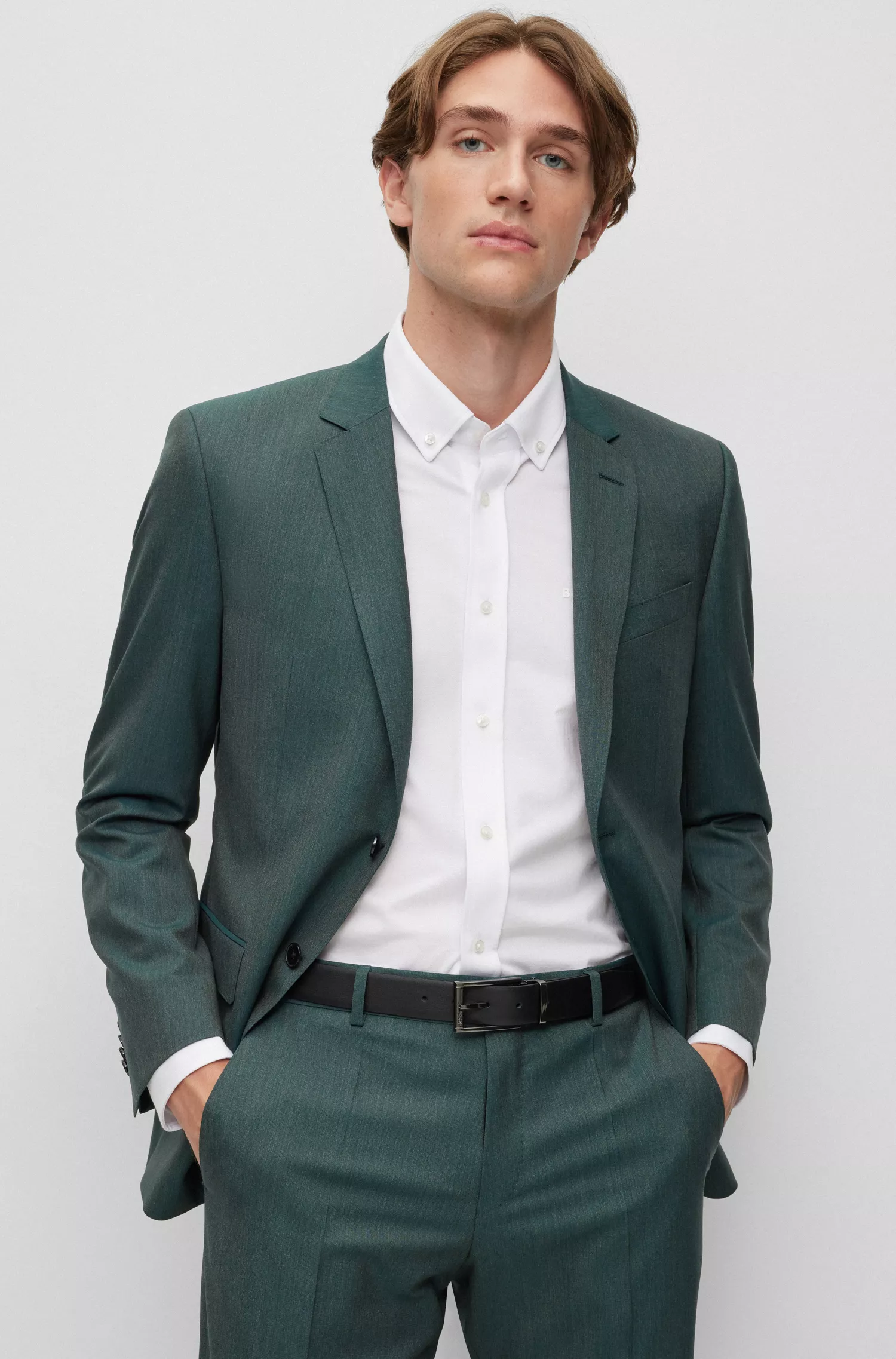Terno BOSS preto de duas peças, corte slim, em lã de origem sustentável.