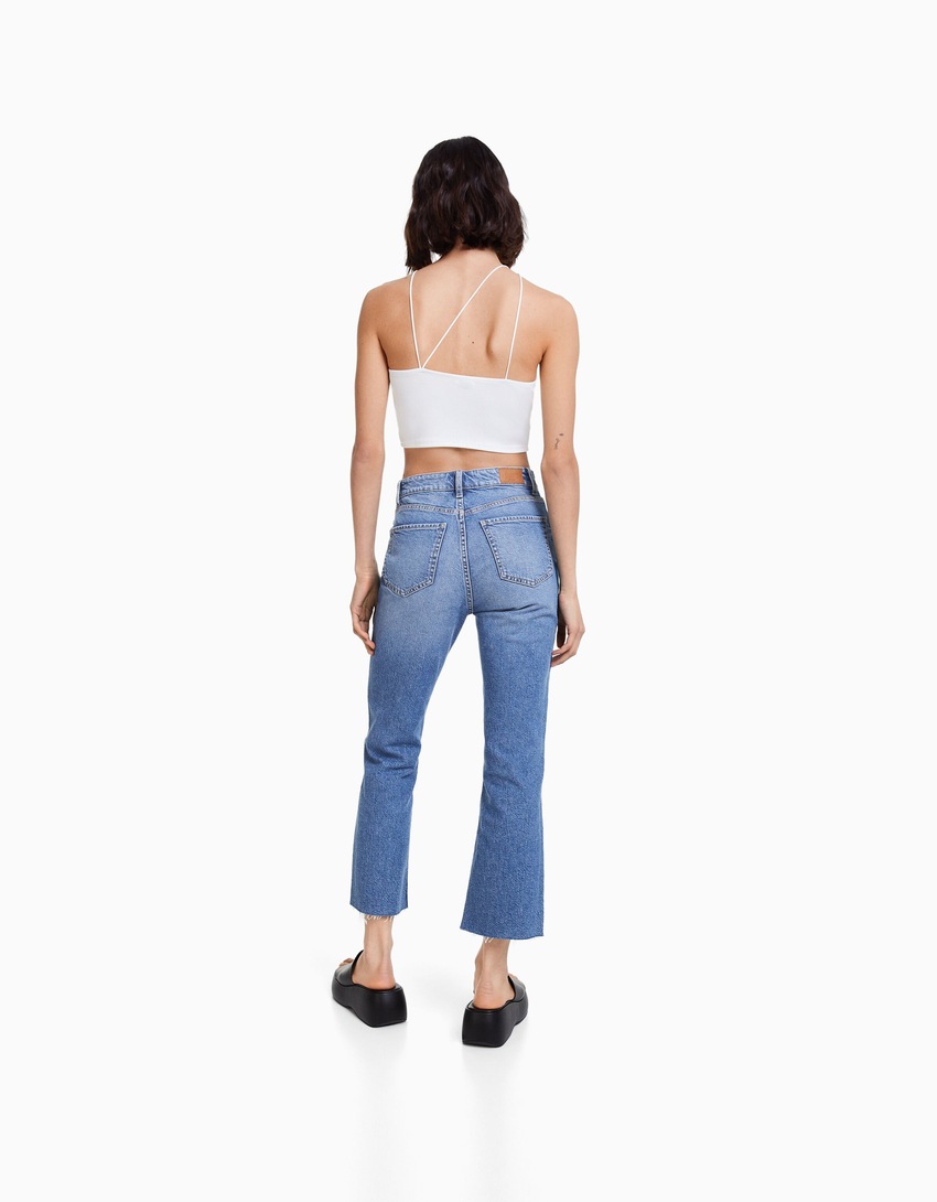Calça jeans cropped boca de sino