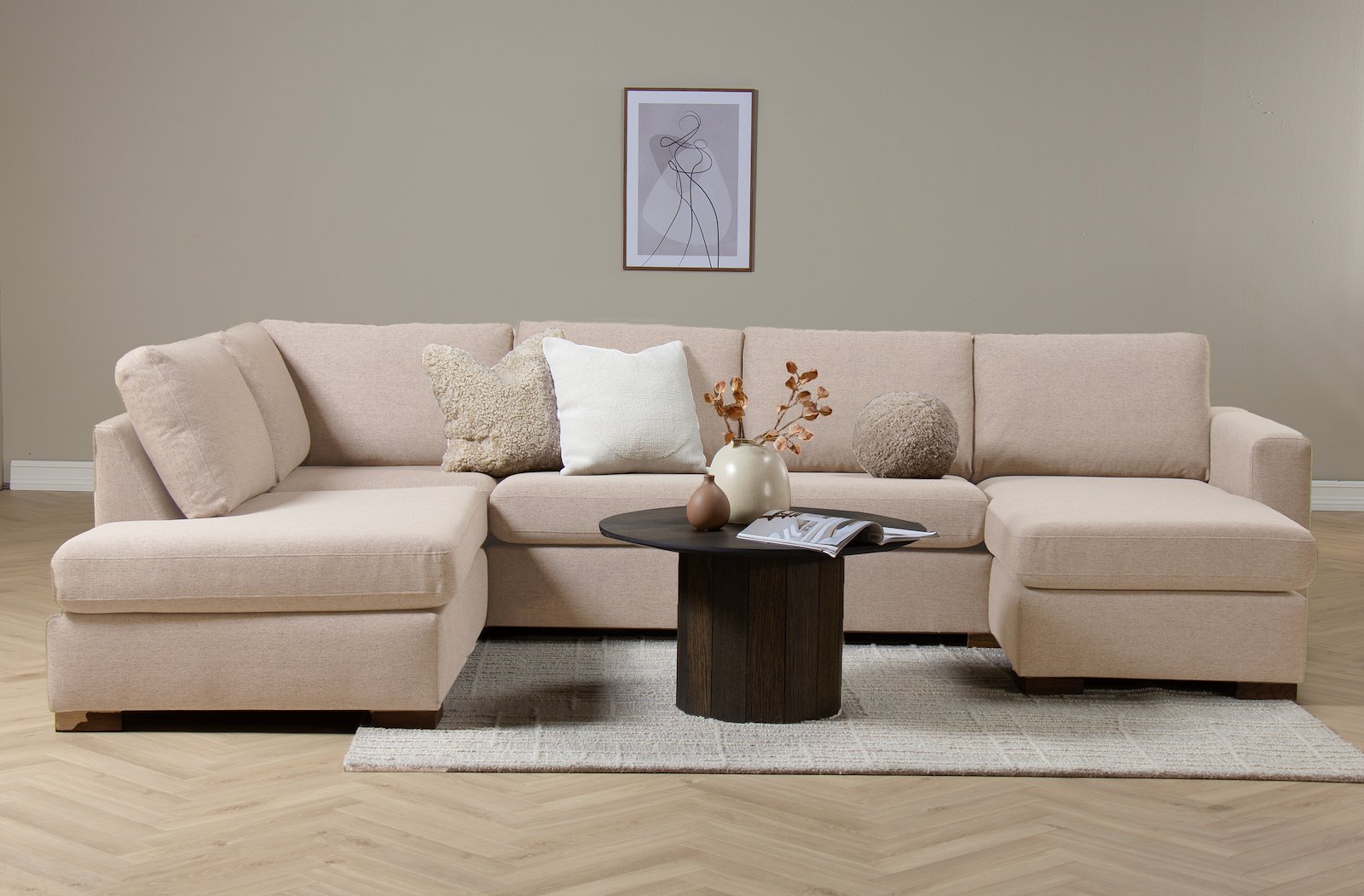 Pixel U-sofa Åpen ende venstre, hjørne, 2-seter og sjeselong høyre. I tekstil Niva BP01-02 Beige, lav front, sorte treben W02, og arm A15. Komfort 1.