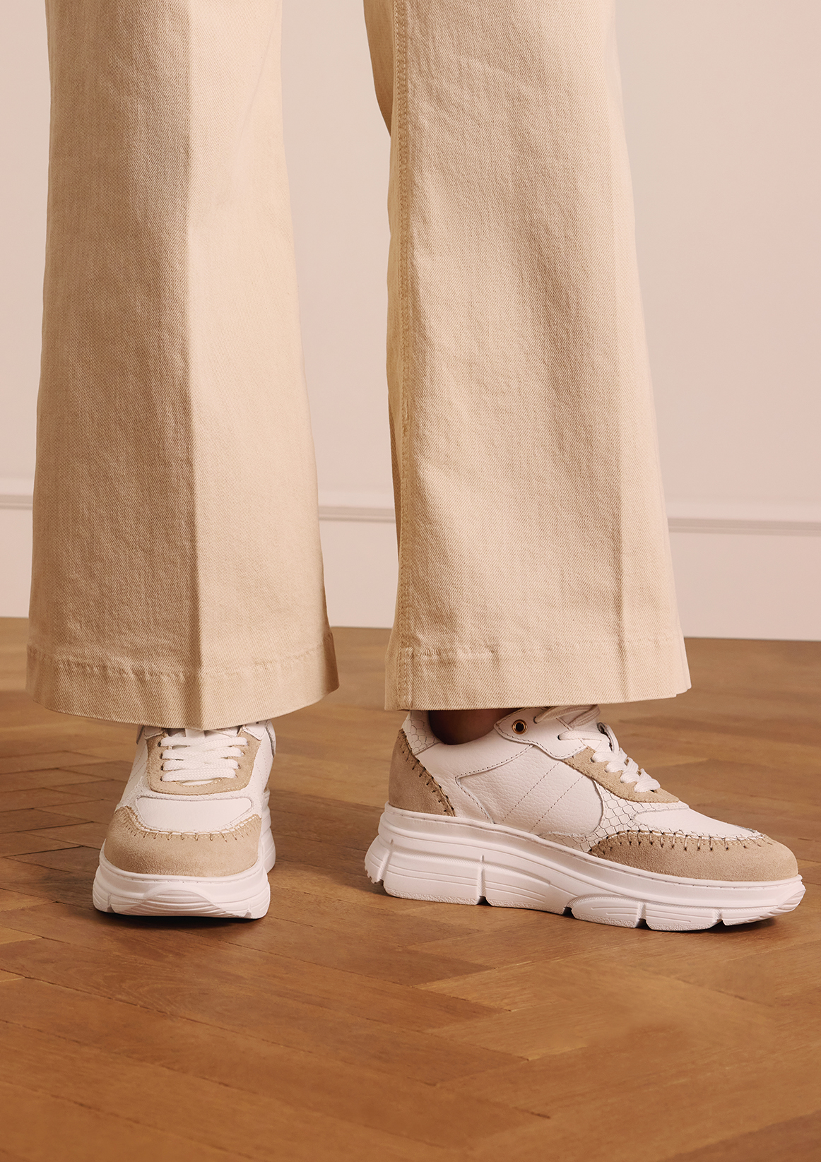 Witte leren sneakers met suède details