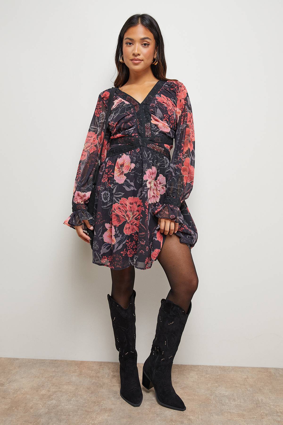 Oasis Robe Mini Petite à Col V Froncé avec Imprimé et Finitions en Dentelle