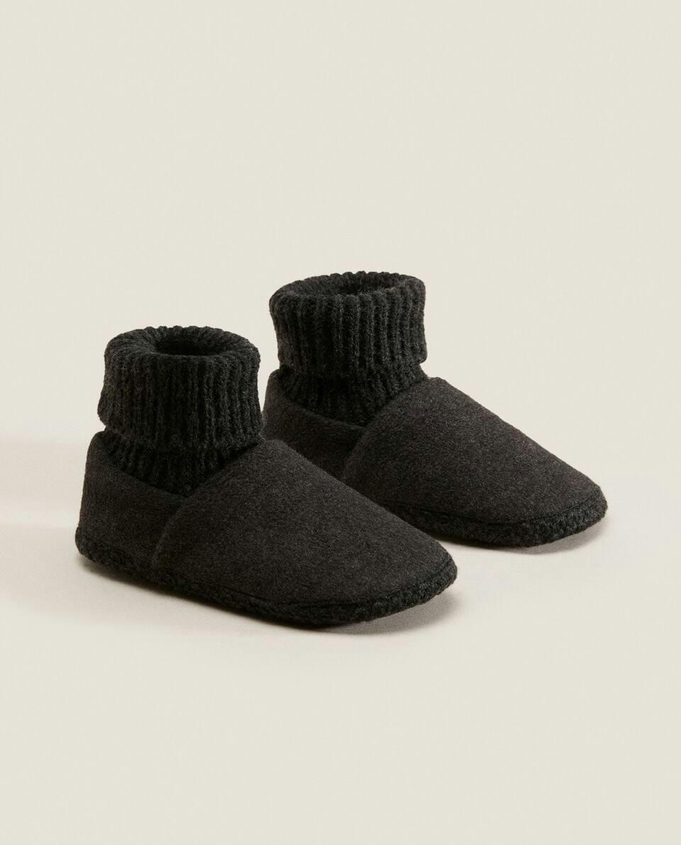 Botinhas de tecido com cano de tricô