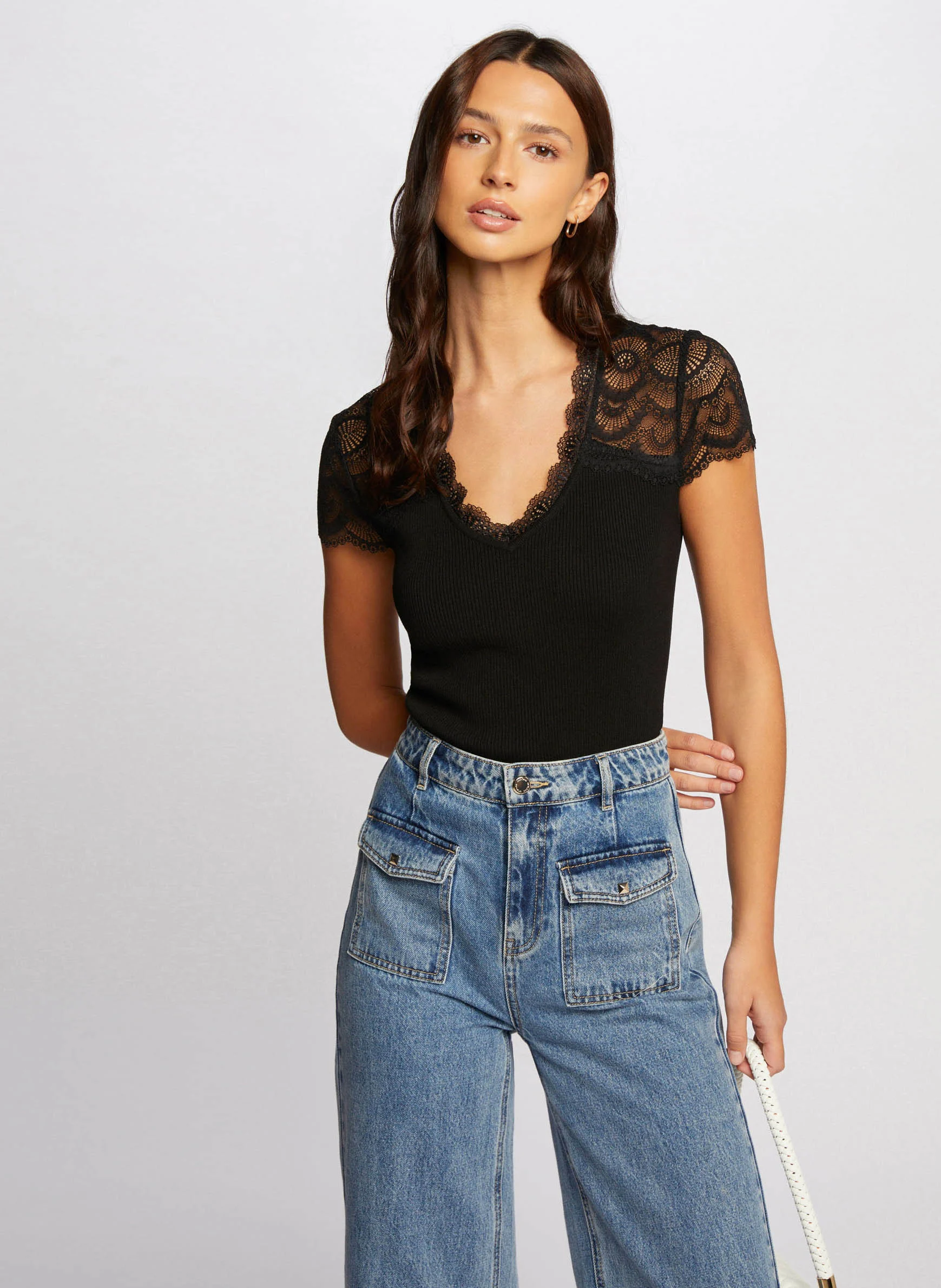 MSTACY - Tee-shirt col V en dentelle| Noir