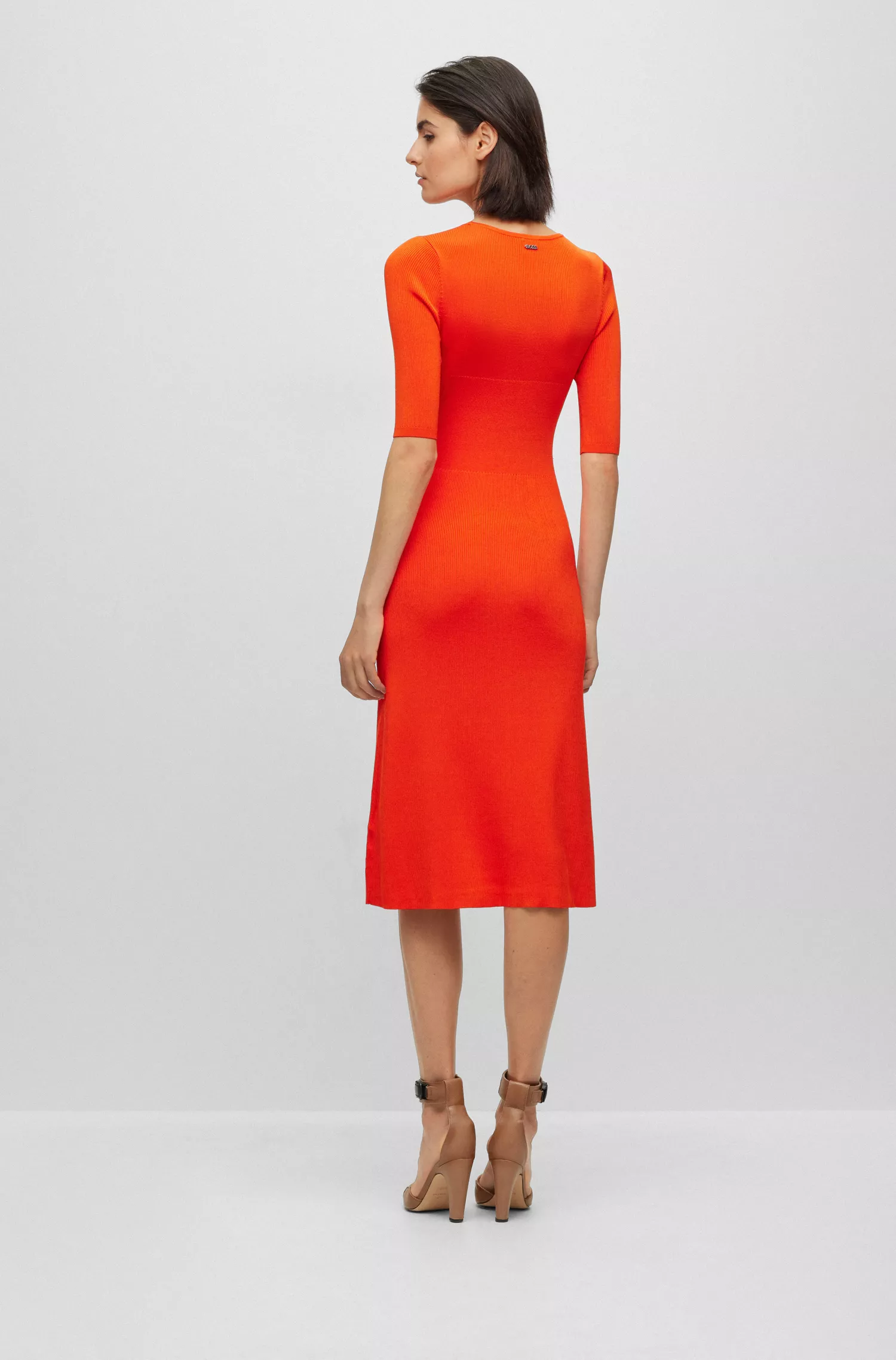 Vestido preto BOSS com mangas curtas e estrutura de tricô.