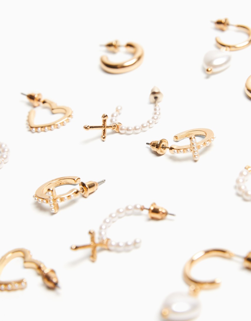 Conjunto de 6 brincos de coração com pérolas artificiais e strass.