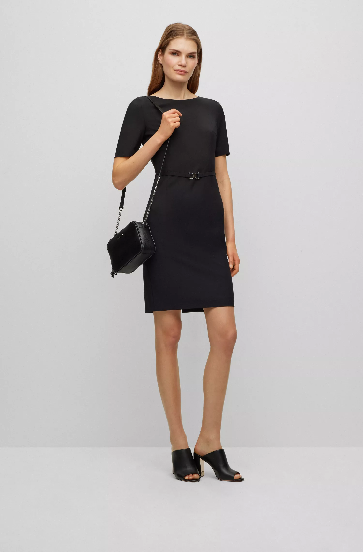 Vestido slim fit preto em lã virgem da BOSS com detalhe de cinto.