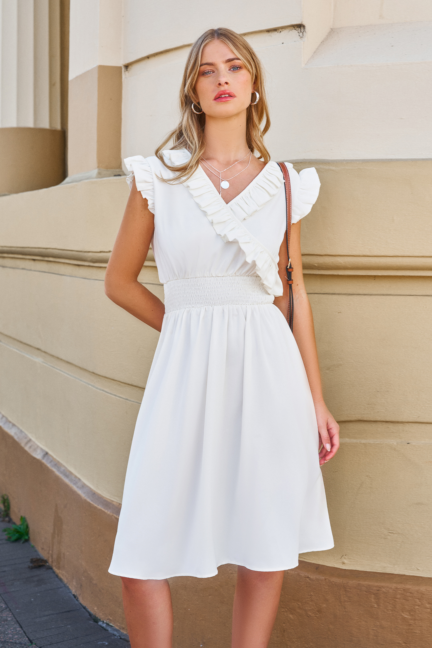 Robe midi avec taille à smocks et col surplis avec volants beige