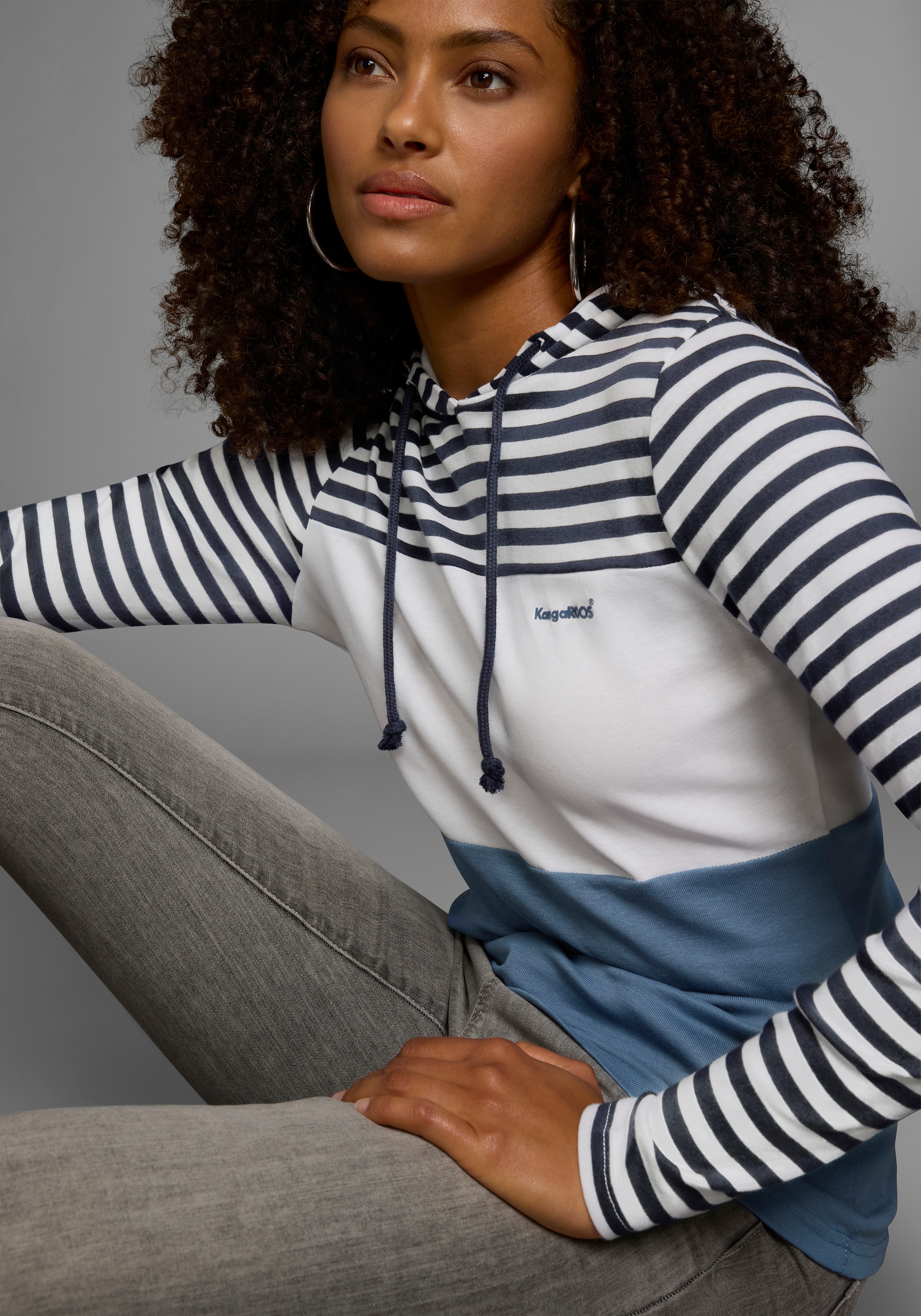 KangaROOS Kapuzenshirt , Langarm,  sehr figurbetont,  mit Colourblocking-Optik