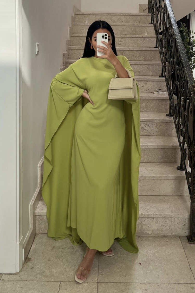 Robe verte ceinturée à empiècement cape