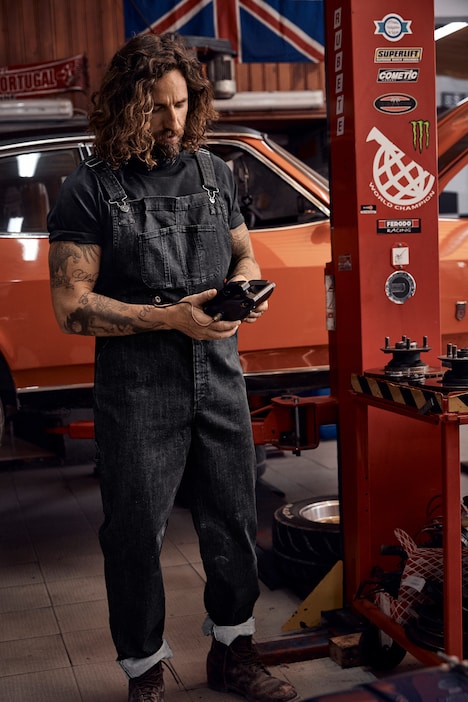 Latzhose, Workwear, Jeans, viele Taschen, Elastikeinsätze, Relaxed Fit
