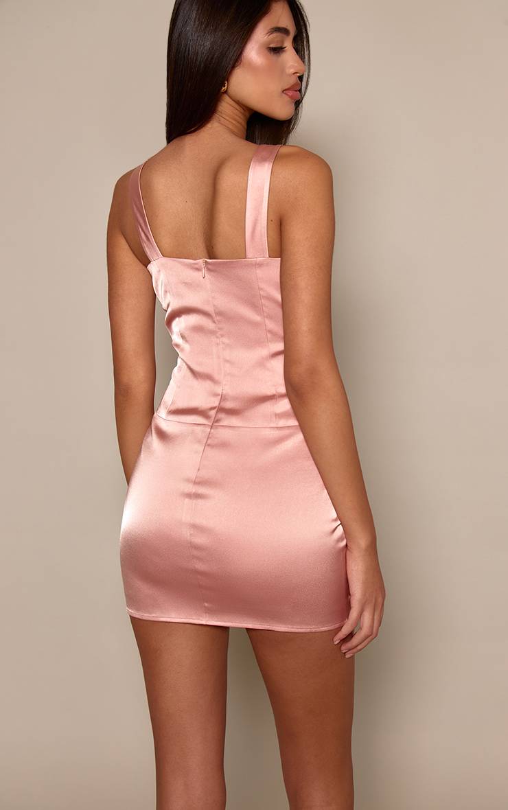 Rose Robe Courte En Satin Avec Détail Bonnets