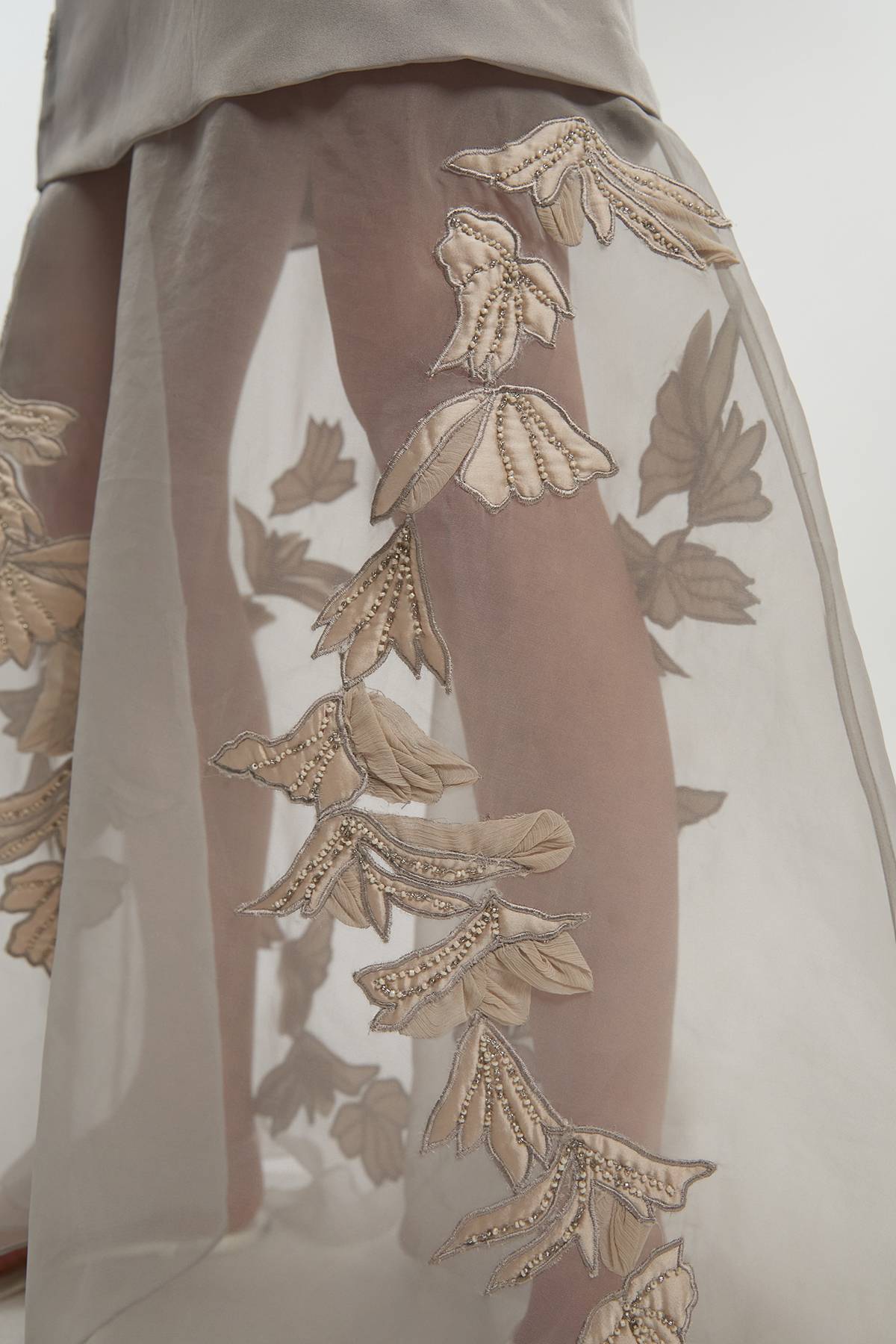 KarenMillen Robe Longue Tissée à Manches Évasées en Organdi Matelassé avec Appliqués Tall
