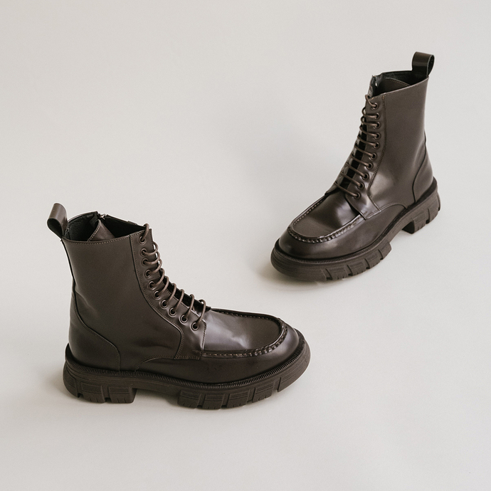 Boots à lacets et semelles épaisses  en cuir glacé marron