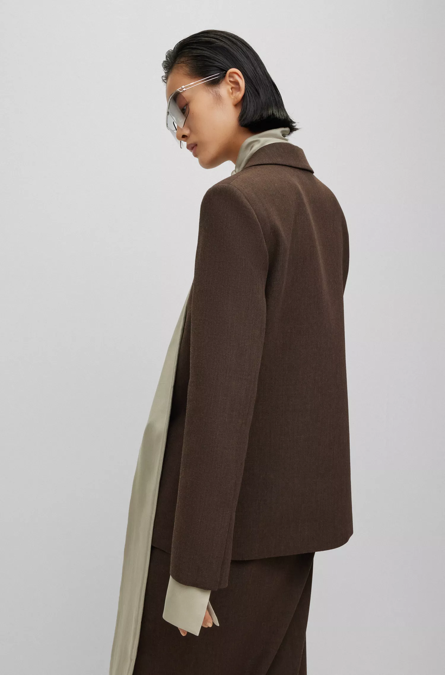 Blazer BOSS preto em crepe de lã virgem com fecho oculto.