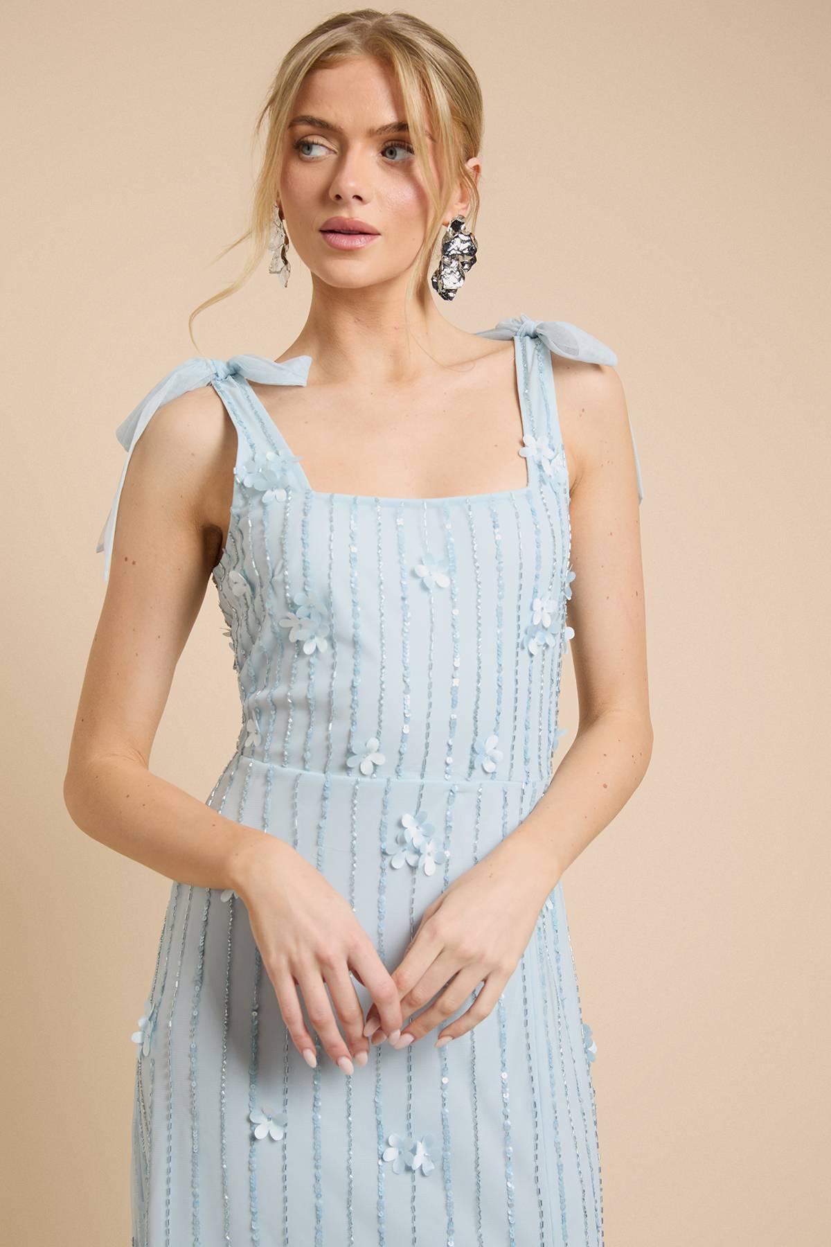 Oasis Robe Longue À Épaules Nouées Avec Broderie Florale 3D Et Perles Linéaires