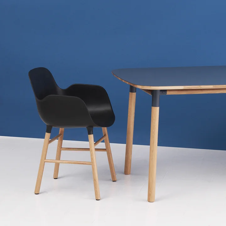 Normann Copenhagen - Form Armlehnstuhl, Gestell Eiche / weiss