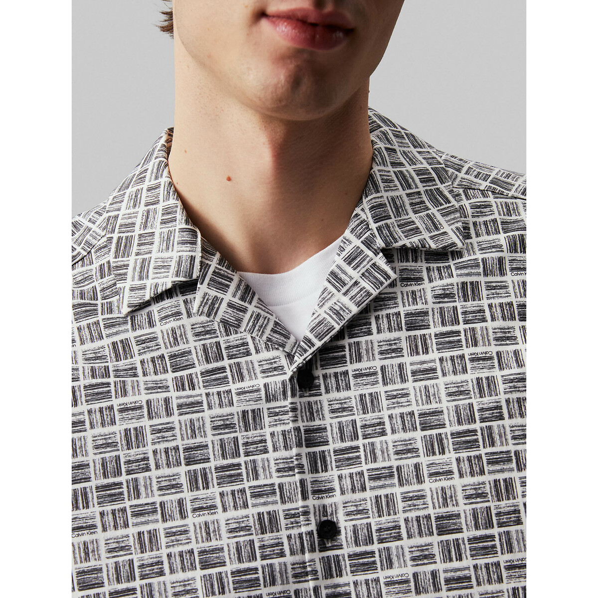 CALVIN KLEIN<br>Camisa ampla e estampada